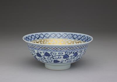 图片[2]-Bowl with lotus pond in underglaze blue and gilt motif of curling leaves, Ming dynasty, Yongle reign, 1403-1424-China Archive